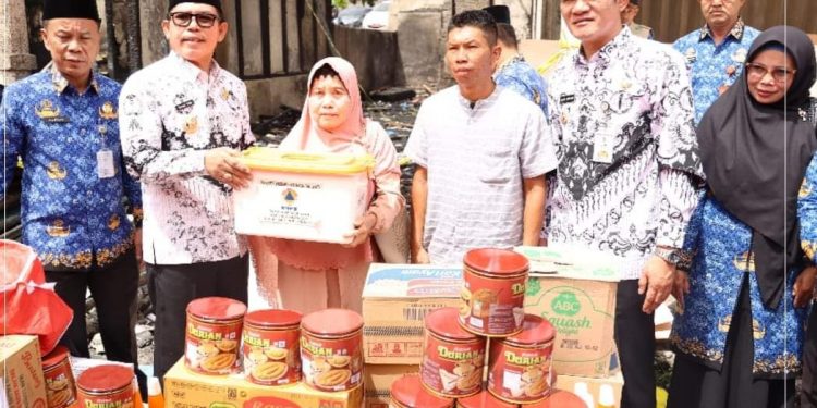 Pemkot Sungai Penuh Serahkan Bantuan untuk Korban Kebakaran