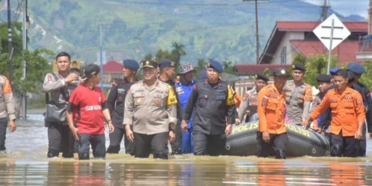 Wakapolda Jambi Serahkan Bantuan Di Pengungsian Korban Banjir Sungai Penuh