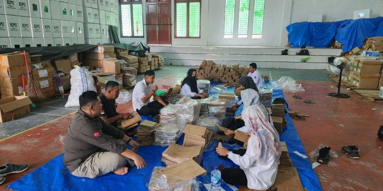 135 Masyarakat Digandeng KPU Tebo untuk Lipat Surat Suara DPRD