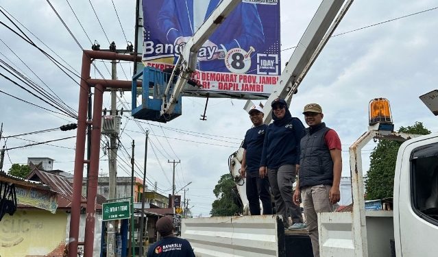 Setelah Apel Siaga, Bawaslu Tebo Tertibkan Ribuan APK