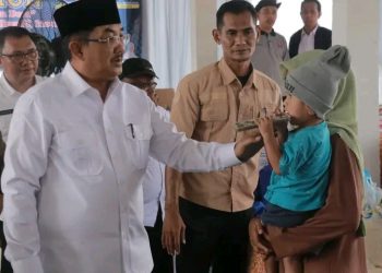 Bupati UAS Berikan Bantuan Di Beberapa Desa di Tanjab Barat