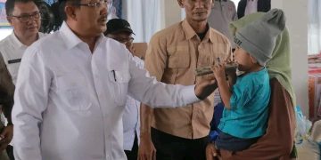 Bupati UAS Berikan Bantuan Di Beberapa Desa di Tanjab Barat