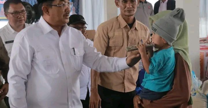 Bupati UAS Berikan Bantuan Di Beberapa Desa di Tanjab Barat