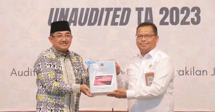 Bupati Tanjab Barat Serahkan LKPD Unaudited T. A 2023 Ke BPK RI Perwakilan Provinsi Jambi