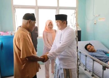 Bupati Tanjab Barat Jenguk Pengawas Pemilu yang Sakit