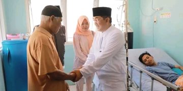 Bupati Tanjab Barat Jenguk Pengawas Pemilu yang Sakit