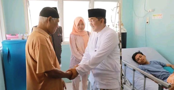 Bupati Tanjab Barat Jenguk Pengawas Pemilu yang Sakit