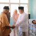 Bupati Tanjab Barat Jenguk Pengawas Pemilu yang Sakit