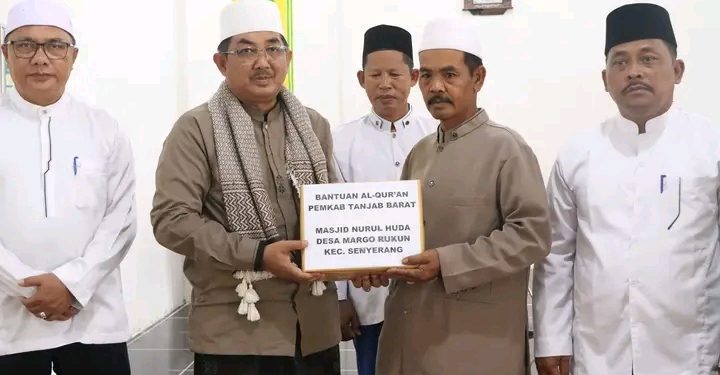 Bupati Tanjabbar Kunjungi Desa Margo Rukun dalam Safari Jumat Berkah, Sampaikan Beragam Program Pembangunan