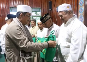 Bupati Anwar Sadat Serahkan Bantuan 10 Juta ke Masjid Baitul Makmur dalam Safari Subuh