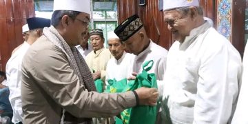 Bupati Anwar Sadat Serahkan Bantuan 10 Juta ke Masjid Baitul Makmur dalam Safari Subuh