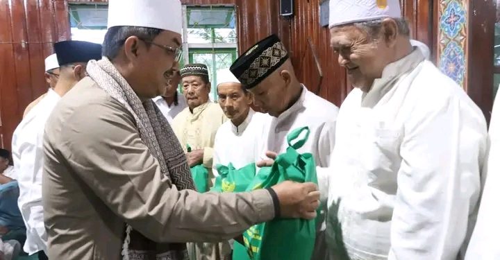 Bupati Anwar Sadat Serahkan Bantuan 10 Juta ke Masjid Baitul Makmur dalam Safari Subuh