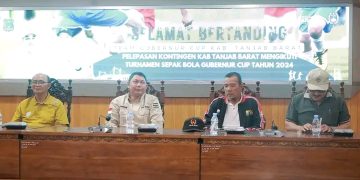 Wakil Bupati Hairan Lepas Tim Sepak Bola Tanjab Barat Ikuti Gubernur Cup Tahun 2024