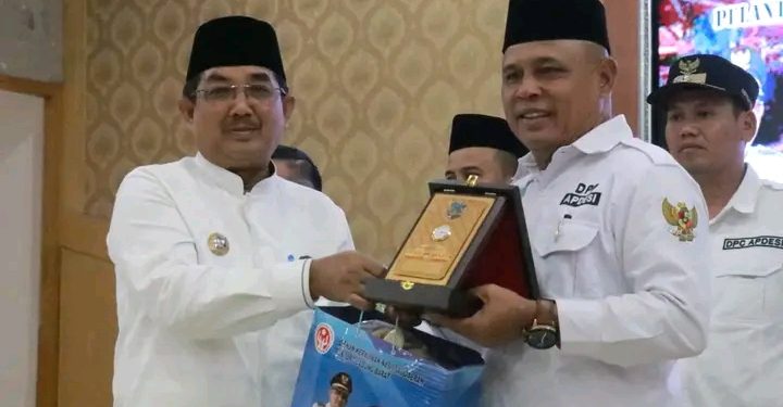 Bupati Anwar Sadat Hadiri Pelantikan PAW DPC APDESI Tanjab Barat 2023-2025