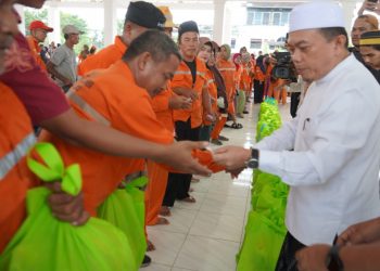 Gubernur Al Haris Berikan Bantuan Sembako Bagi Petugas Kebersihan Kota Jambi
