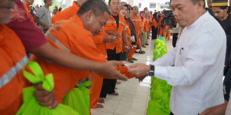 Gubernur Al Haris Berikan Bantuan Sembako Bagi Petugas Kebersihan Kota Jambi