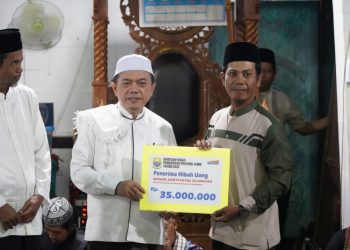 Gubernur Jambi Tarawih di Desa Malapari dan Serahkan Bantuan