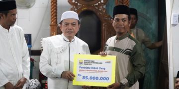 Gubernur Jambi Tarawih di Desa Malapari dan Serahkan Bantuan