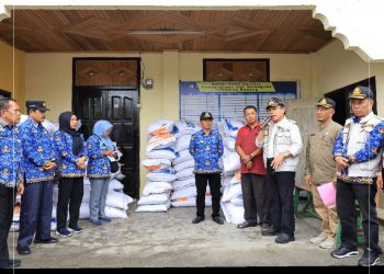 Wako Ahmadi Serahkan Bantuan Beras Untuk Tahap Ke 4 Bagi Korban Banjir