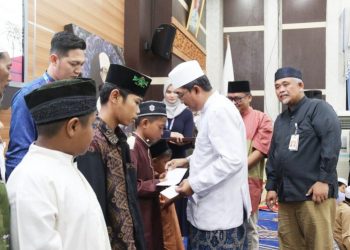 Bersama Tim Safari Ramadhan SKK Migas – PetroChina, Bupati UAS Salurkan Bantuan dan Santuni Anak Yatim