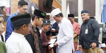 Bersama Tim Safari Ramadhan SKK Migas – PetroChina, Bupati UAS Salurkan Bantuan dan Santuni Anak Yatim