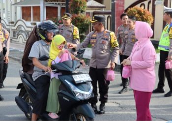 Polres Kerinci Bersama Bhayangkari Bagi-Bagi Takjil Gratis