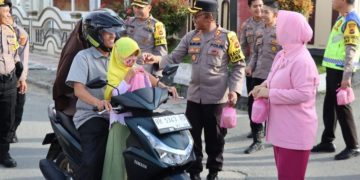 Polres Kerinci Bersama Bhayangkari Bagi-Bagi Takjil Gratis