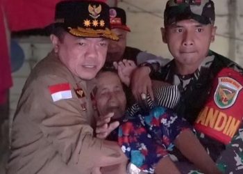 Gubernur Al Haris Turun Langsung Evakuasi Lansia Korban Banjir di Tebo