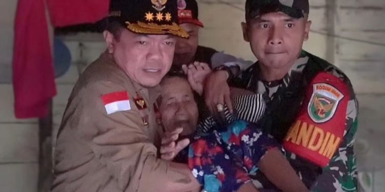 Gubernur Al Haris Turun Langsung Evakuasi Lansia Korban Banjir di Tebo