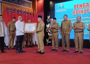 Gubernur Al Haris Terima Penghargaan Kepatuhan Standar Pelayanan Publik dari Ombudsman RI