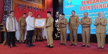 Gubernur Al Haris Terima Penghargaan Kepatuhan Standar Pelayanan Publik dari Ombudsman RI