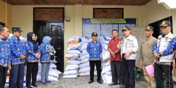 Wako Ahmadi Serahkan Bantuan Beras Untuk Tahap Ke 4 Bagi Korban Banjir