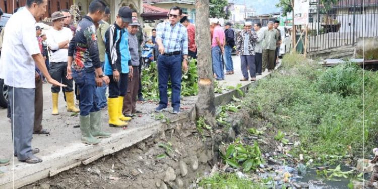 Wako Ahmadi Pantau Pembersihan irigasi yang tersumbat di Desa Koto Baru