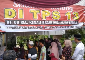 Edi Purwanto Salurkan Hak Suara Pemilu di TPS 13 Kenali Besar, Alam Barajo