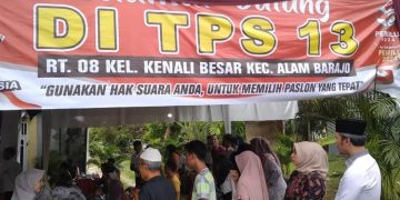 Edi Purwanto Salurkan Hak Suara Pemilu di TPS 13 Kenali Besar, Alam Barajo