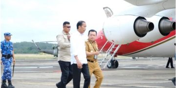 Mendarat di bandara Bungo, Presiden Jokowi Langsung Naik Heli Menuju Lokasi Kunjungan