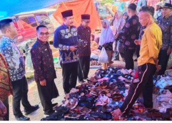 Beli Sandal Lebaran di Balai Hiang, Asraf: Tak Perlu Gengsi, yang Penting Bisa Berhari Raya