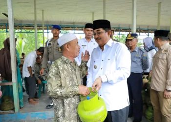 Bupati Tanjab Barat Tinjau Operasi Pasar Elpiji 3 Kg di Kuala Betara, Pastikan Distribusi Lancar dan Tepat Sasaran