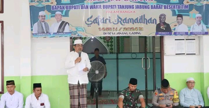Bupati Tanjab Barat Tutup Safari Ramadhan di Desa Pinang Gading, Kecamatan Merlung