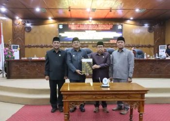 Bupati Tanjab Barat Hadiri Rapat Paripurna Penyampaian Nota Pengantar Raperda APBD Tahun 2023