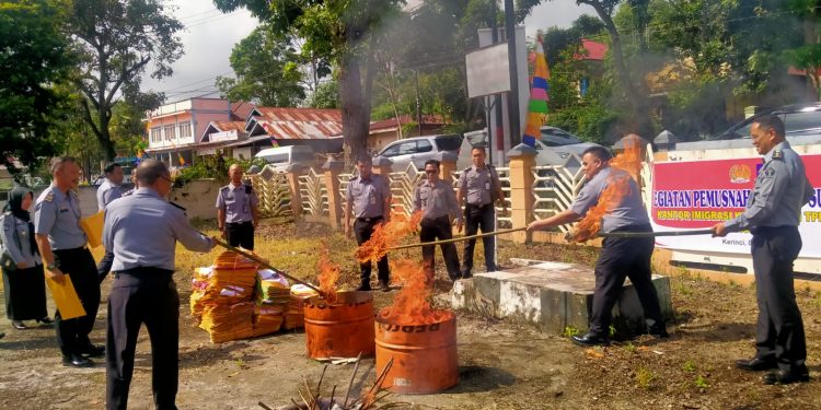 Kantor Imigrasi Kelas II Non TPI Kerinci Laksanakan Kegiatan Pemusnahan Arsip Substantif