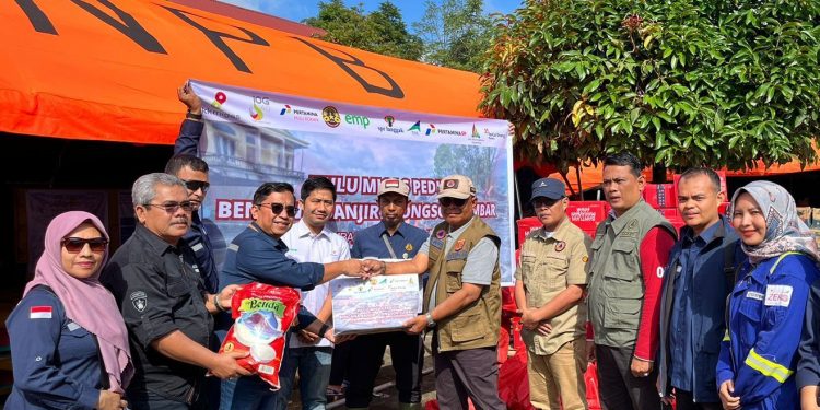 SKK Migas – KKKS Salurkan Bantuan Bencana Banjir – Longsor di Sumatera Barat