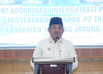 Bupati Tanjab Barat Berikan Penghargaan Kepada Pengelola PBB-P2 Terbaik