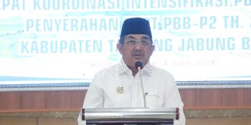 Bupati Tanjab Barat Berikan Penghargaan Kepada Pengelola PBB-P2 Terbaik