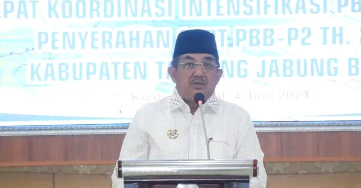 Bupati Tanjab Barat Berikan Penghargaan Kepada Pengelola PBB-P2 Terbaik