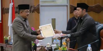 Bupati UAS sampaikan Nota Pengantar 3 ( Tiga ) Raperda Pemerintah Kabupaten Tanjab Barat