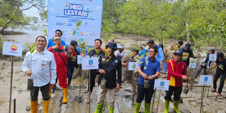 Peringati Hari Lingkungan Hidup Internasional, SKK Migas – PetroChina Lakukan Penanaman 35.000 Pohon Mangrove