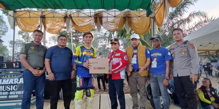 Gubernur Al Haris Tutup Gubernur Cup 1 Super Grasstrack Cirkuit MPK Bangko