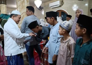 Safari Subuh di Masjid Baitul Mukhlisin, Gubernur Al Haris Berikan Sembako dan Santuni Anak Yatim
