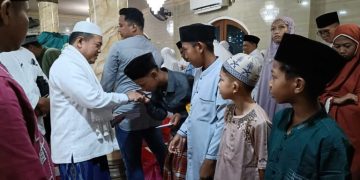 Safari Subuh di Masjid Baitul Mukhlisin, Gubernur Al Haris Berikan Sembako dan Santuni Anak Yatim